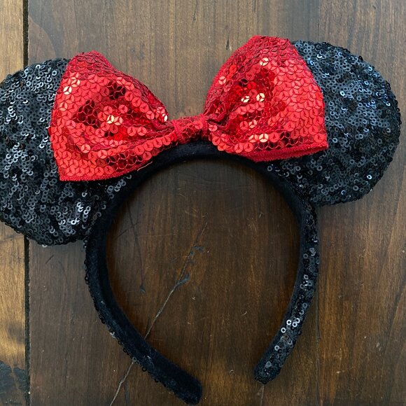 Disney Pin, Button, and Ears Lot | Retired Pins | Disneyland Paris & Parks - Picture 5 of 6